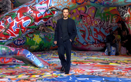 Glenn Martens is a Belgian fashion designer who began his career as a junior designer at Jean Paul Gaultier, working on the women’s pre-collection and the menswear line G2