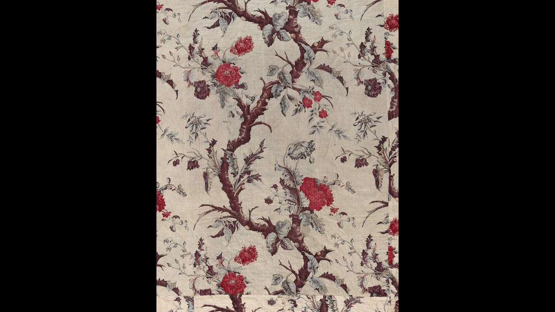 Indiana con albero della vita, realizzata probabilmente a Neuchâtel, 1800 ca.
Il re francese vieta l’industria delle indiane in Francia a partire dal 1686 per proteggere la produzione della seta nazionale. Ne trae beneficio la Svizzera, dove vengono create importanti fabbriche di indiane ugonotte.

Copyright: Museo nazionale svizzero, ex collezione Petitcol