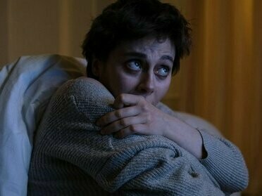 Insônia. O impacto prolongado do uso excessivo de telas durante o desenvolvimento pode se manifestar na vida adulta de diversas formas. Entre as consequências, destacam-se os déficits de atenção, que dificultam a manutenção do foco e a concentração em atividades que exigem reflexão profunda

