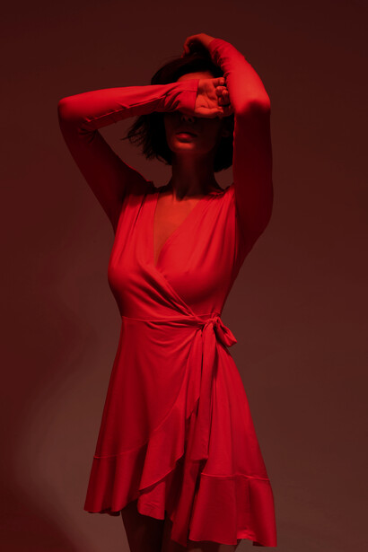 Modelo con vestido rosa: con una paleta de colores no adecuada a su tono de piel es muy probable que, al verse al espejo, no se sientan bonitas e incluso se vean con mala cara