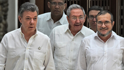 De izquierda a derecha: el presidente Santos, Raúl Castro y "Timochenko"
