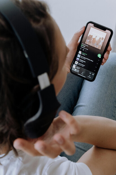 A ciência revela que a melodia melancólica tem um papel crucial na regulação emocional e no controle de sentimentos negativos