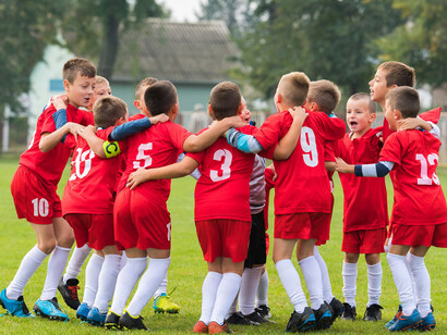 Niños jugando fútbol: las aspiraciones y frustraciones adultas no deberían entrometerse en el desarrollo del niño