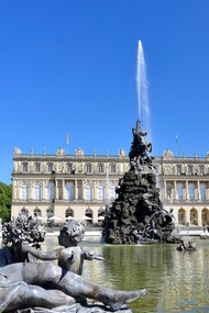 Il castello di Herrenchiemsee si trova su un'isola nel lago Chiemsee. Costruito da re Ludwig II di Baviera, è ispirato alla Reggia di Versailles e fu pensato per essere un omaggio al Re Sole, Luigi XIV di Francia. Il castello è sontuosamente decorato e circondato da giardini formali