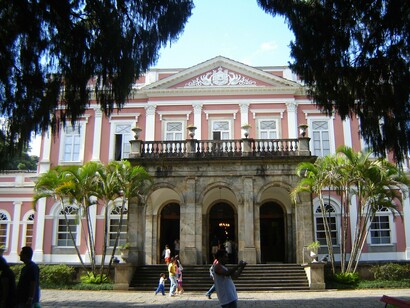 Museu Imperial - Palácio do Imperador (residência de verão da família Imperial) em Petrópolis, Rio de Janeiro, Brasil. Conhecer a história de movimentos sociais e revoluções ajuda a juventude a entender a luta por justiça e igualdade, inspirando-os a se envolverem em causas sociais. A história permite que a juventude se conecte com suas comunidades e nações, formando uma identidade cidadã que valoriza a participação política