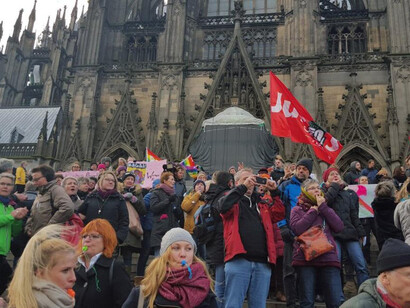 Manifestazione in piazza a Colonia dopo le violenze di Capodanno