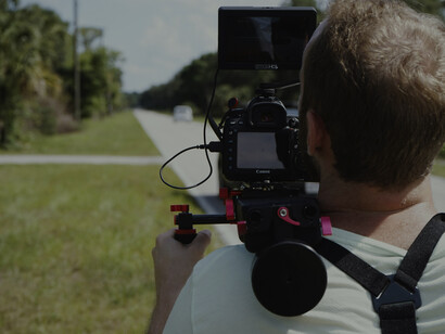 Camarógrafo grabando en la calle. Desde los tiempos de Chávez, en Venezuela rige un marco legal para el control de la información en los medios de comunicación