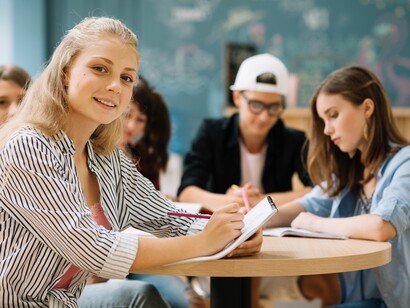 Le attività del progetto includono workshop creativi in cui i ragazzi possono sperimentare la produzione cinematografica, favorendo lo sviluppo di competenze espressive e artistiche 