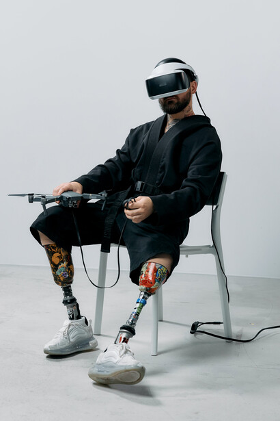 Rapaz imerge em um mundo virtual através de óculos apropriados