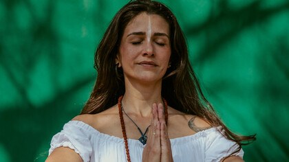 Pesquisas mostram que a oração contribui para a saúde física e mental, reduzindo o estresse, fortalecendo laços sociais e promovendo bem-estar. Conheça estudos que explicam como a espiritualidade e a ciência se conectam nessa prática transformadora