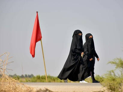 Due ragazze con lo hijab che camminano: "Le donne dell’Iran videro la loro realtà sconvolgersi in pochi anni, la loro realtà cambiare."
