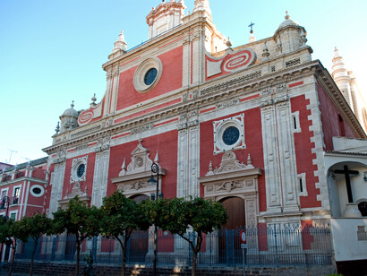 Durante las últimas restauraciones, se descubrieron vestigios del antiguo alminar y de estructuras islámicas que han sido conservadas y pueden ser visitadas en algunos recorridos especiales. Fachada de la iglesia del Divino Salvador, Sevilla, España