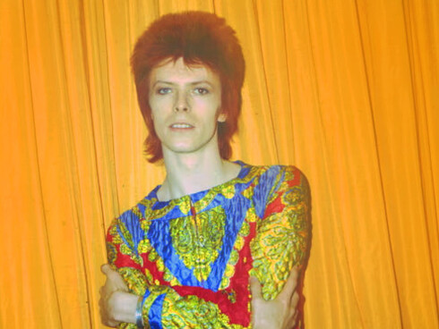 David Bowie. La leggenda narra che nel gennaio 1972 David Bowie debuttava nei panni di Ziggy Stardust, un personaggio che rappresenta uno fra gli incroci obbligati degli anni '70, sul palco del Tolworth Toby Jug di Londra