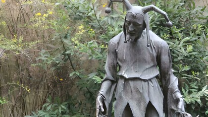 Rigoletto. Mantova, Lombardia, Italia. «Facci ridere pagliaccio!». Urla il re. E il giullare si muove al suono, con una danza scoordinata. Tutti ridono. Tutti tranne una donna