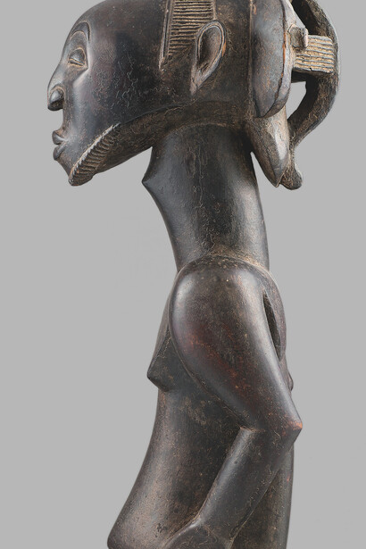 Figura di antenato, soprannominato d’Artagnan. Hemba, sotto gruppo Niembo (attribuito al). Repubblica Democratica del Congo. Probabilmente diciannovesimo secolo, legno, tessuto, Altezza 63 cm. Collezione privata @ Luigi Spina