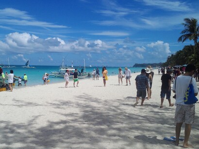 L’isola, un tempo caratterizzata soprattutto dalla pesca e dall’allevamento di galli da combattimento, è così diventata simbolo delle trasformazioni legate allo sviluppo turistico. Boracay, Visayas Occidentali, Filippine