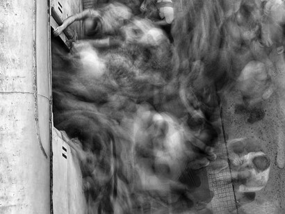 Era ali mesmo junto ao seu sanduiche de carne, seu chocolate quente e uma latinha de energético, aos quais não se importava muito, e por muito tempo esquecidos de serem levados a boca que ele gastava seu tempo absorto e dedicado. Achei incrível a intimidade com o qual ele se apossou do local