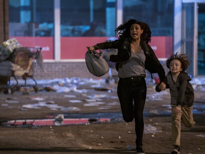 Morena Baccarin y Roger Dale Floyd interpretan a Allison y Nathan en el filme «Greenland: el último refugio». Foto: Diamond Films