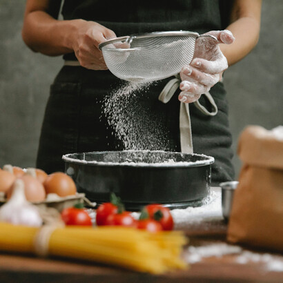 Chefe de cozinha prepara alimento com farinha de confeiteiro
