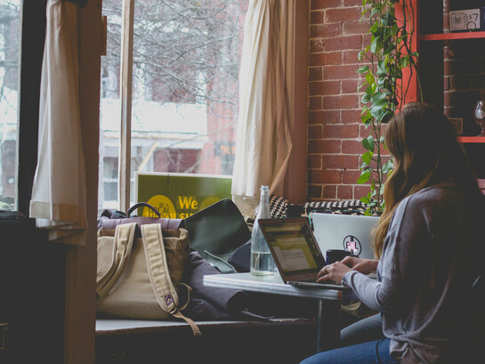 Hablar de bienestar digital no es hablar de ausencia de tecnología, sino de la forma en que la incorporamos a la vida cotidiana sin que desplace la atención, el descanso o la presencia