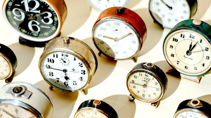 Vários relógios simbolizam o tempo que perseguimos 