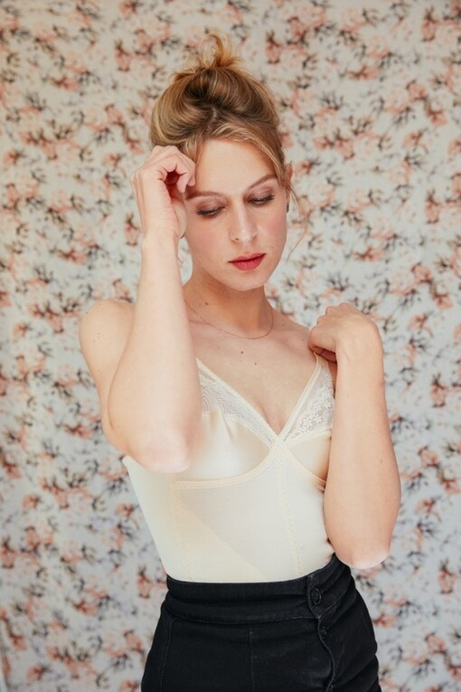 Elena Radonicich, pensierosa. L’artista sa di non affrontare la vita con leggerezza, pur avendo le sue leggerezze, © Alessandro Cantarini