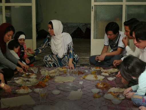 The silhouettes racconta la storia intima di una famiglia di afghani rifugiati in Iran da oltre 35 anni, 