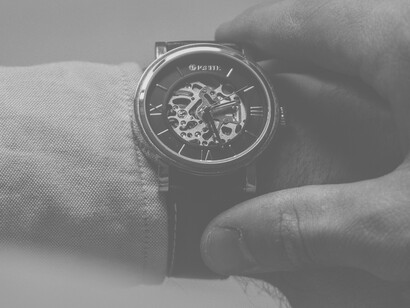 One of the worst ways to manage time is with theaccumulation of working hours and the complement of working days during the weekends