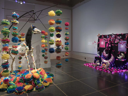 Ofrendas, celebrando el Día de muertos 2024, vista de exhibición. Cortesía del Instituto de Artes de Detroit