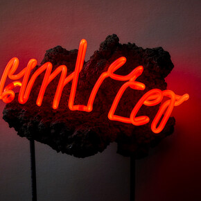 Emitter, 2016, pietra lavica, neon, filo elettrico, trasformatore, cm 25x40. Courtesy of Galleria Antonio Verolino