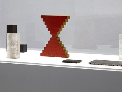 Vista de sala de la exposición Carl Andre. Escultura como lugar, 1958-2010, 2015