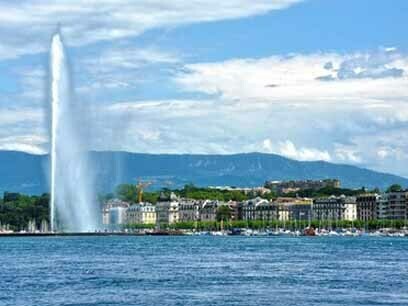 Ginebra, puerto, lago y fontana, el Jet d’eau, que alcanza los 140 metros de altura y la zona de los baños públicos con escalerillas para entrar al lago, Suiza