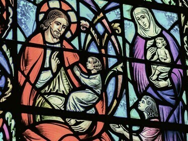 Outro exemplo mais atual, são os bolsonaristas que utilizam-se do lema “Deus, pátria e família” para disseminar os ideais que os convém. Usando da manipulação dos textos sagrados para que uma grande parcela da população os ouça e sejam convencidos de que aquilo que elas pregam é o melhor para nós e por isso devemos seguir o que é falado por elas, sendo vistos hoje em dia como um perigo para a democracia, após o atentado de 08 de janeiro de 2023