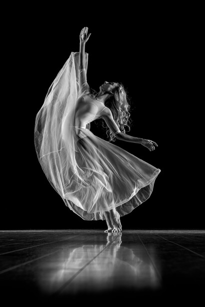 Donna danza libera. Sentirsi estranei nel mondo: un'esperienza comune che richiede coraggio e autenticità
