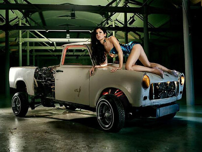 Liz Cohen, Hood , 2006, c-print, 50 x 60 inches  127 x 152.4 cm, Courtesy Galerie Laurent Godin, Paris