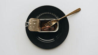 Acciuga in scatola: nome di vari pesci ossei degli Engraulidi