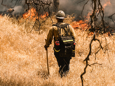 Bombero brasileño combate los incendios de Mato Grosso (Brasil), una de las manifestaciones del cambio climático global