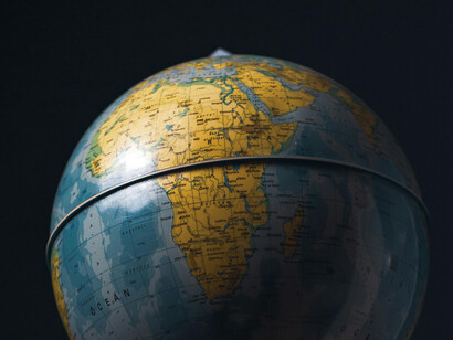Parte de un globo terráqueo. Aunque el anarquismo de los antiautoritarios descree de las ideologías puramente buenas, es un realismo abatido por el pesimismo de una sociedad global que mira en dirección al dominio autoritario y no a la libertad