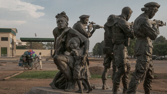 Una estatua de soldados rusos protegiendo a civiles en Bangui, la capital de la República Centroafricana