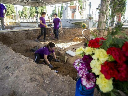 Voluntarios de la Asociación para la Recuperación de la Memoria Histórica en el cementerio del Carmen