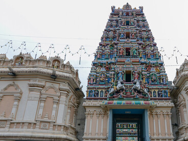Dios, en tanto efecto y aceptado por todos, es lo que, pues, solo de ese modo se encaminaría el fin último de su criatura: el ser humano, creado por Él.   Templo Sri Mahamariamman, el templo hindú más antiguo en Georgetown, Penang, Malasia