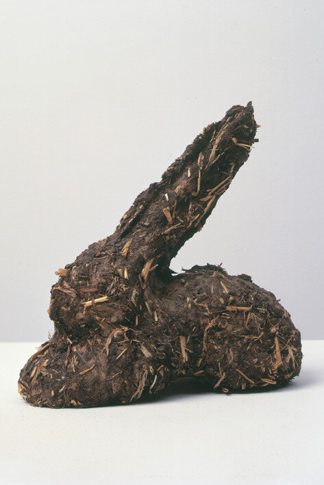 Dieter Roth, Karnickelköttelkarnickel oder Scheisshase (Rabbit-pellets-rabbit or Shite-hare)  1972,  Dung, straws, string, Ed. von 250 (+ 25 a.p.),  Approx. 18 x 18 x 11 cm / 7 1/8 x 7 1/8 x 4 3/8 inches, ROTH 28794 © Galerie Eva Presenhuber
