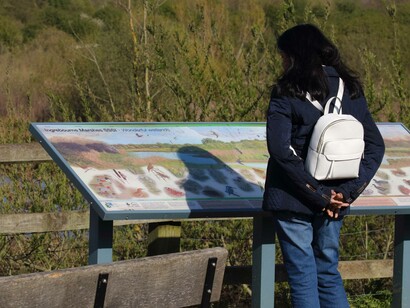 An interpretation panel at the lookout to the lake © Gehan de Silva Wijeyeratne