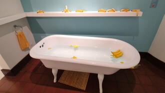 "Just toys in the gulf of America", instalación, Victoria Cabezas Green