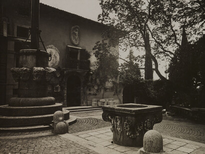 Gardone Riviera (Brescia). Il Vittoriale degli Italiani. La facciata della Prioria con lo stemma del levriero “Né più fermo, né più fedele”