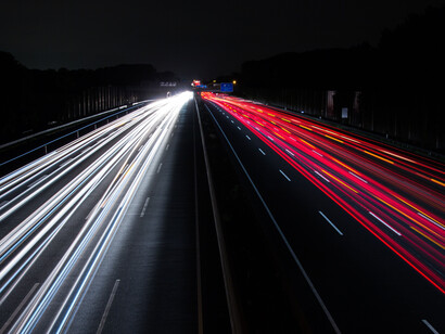 Reflexos dos carros em trânsito