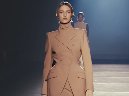 Revisiting old Hollywood glamour and the fetishised showgirl archetype, the debut collection frames her as a modern goddess shaped by cultural memory. It blends Mugler’s core codes with a personal drive to balance opposing forces and revive the house’s signature iconoclasm