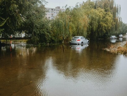 A destruição que houve aqui nada tem a ver com o Divino, mas com desastres naturais. Portanto, agora não é hora de dar ouvidos a estas palavras irreverentes; está na hora de juntarmos os cacos, catarmos as telhas, limparmos as estradas e levantarmos a cabeça