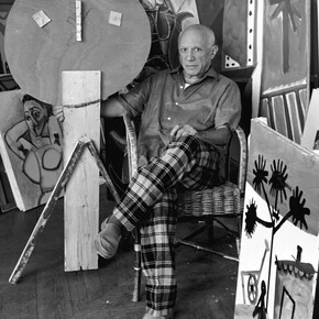 Edward Quinn (1920-1997), Pablo Picasso accanto all’assemblage , L’enfant, (1956) nell’atelier della sua 
villa La Californie, Cannes, 1956, Stampa senza data, Gelatina ai sali d’argento, 24×18,2 cm, Dono Eredi Picasso, 1992, , inv. APPH1674, © edwardquinn.com , © Succession Picasso by SIAE 2016      

