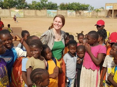 I white savior sono relativamente istruiti perché il bagaglio nozionistico del paese d'origine ha poco a che fare con il bagaglio nozionistico necessario per vivere oltremare